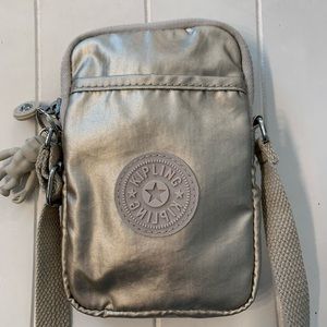 Kipling Tally Travel Phone crossbody bag in Pale Metallic Glow. EUC